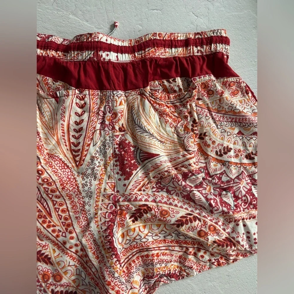 Anthroplogie HEI HEI Red White Paisley Pull-On Short Size M